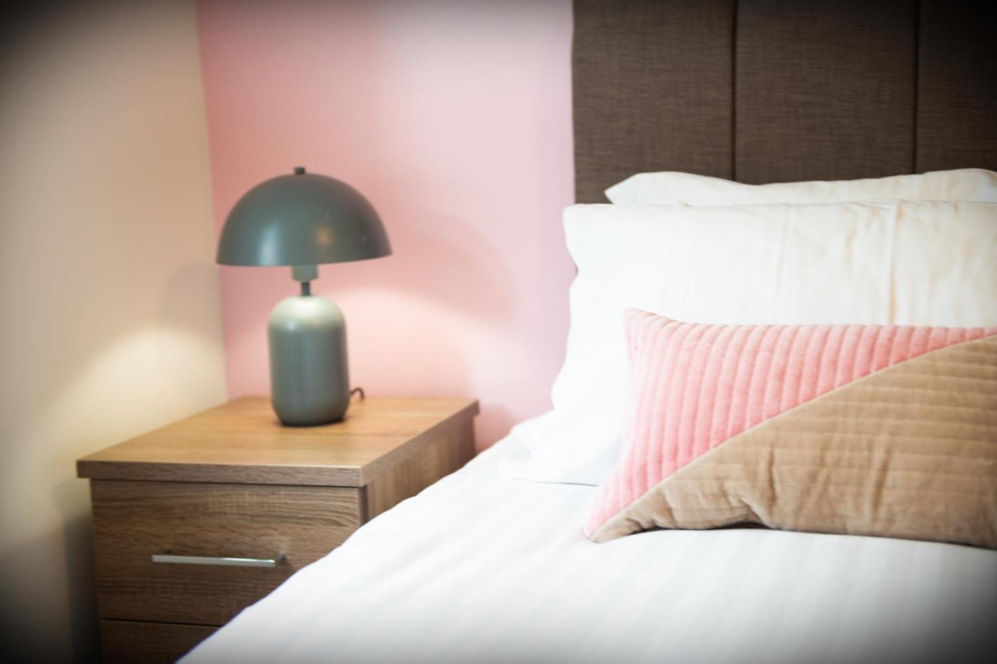 The 'Pinky' - Beautiful 1 Bed Apartment In Hatfield - Free Parking - Near Uni & Business Park - Big Savings On Long Stays Exterior foto